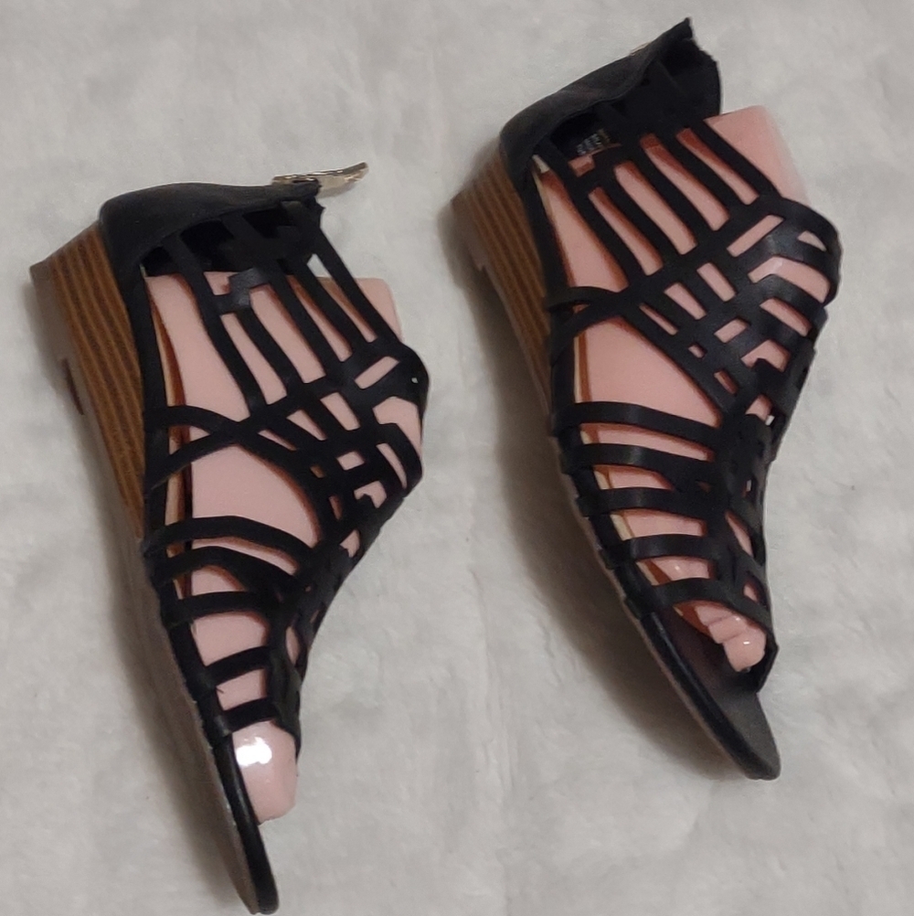 Liz Claiborne Black and Pink Strappy Sandals